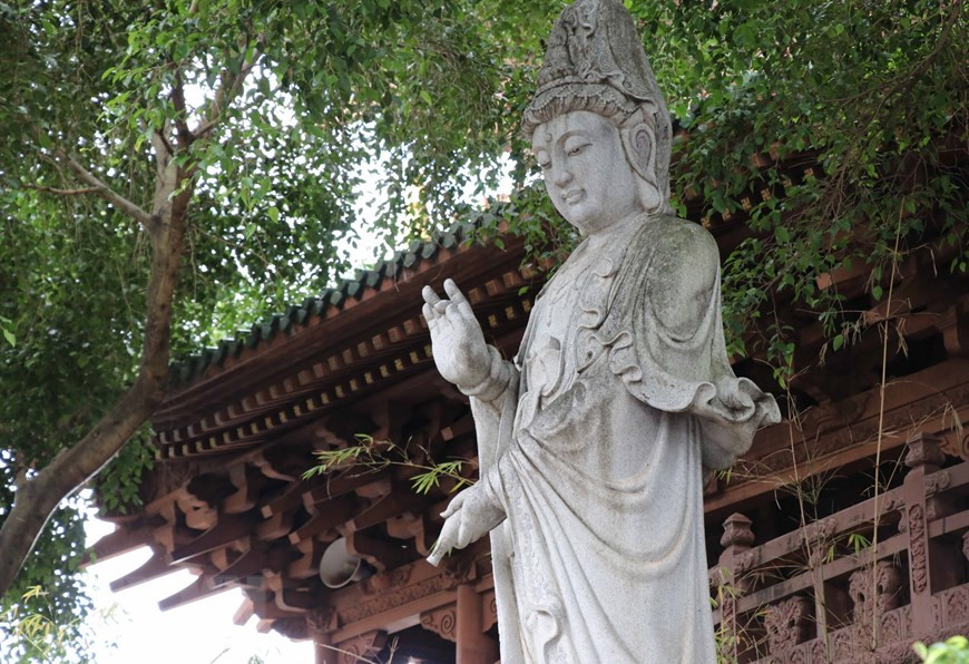 Tượng Bồ Tát ngay cổng vào của chùa Minh Thành. Ảnh: Hồng Điệp/TTXVN