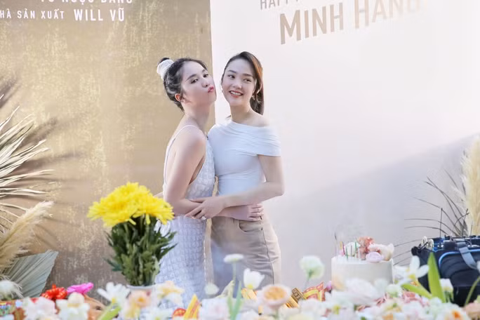 Minh Hằng và Ngọc Trinh là 2 nữ chính phim 