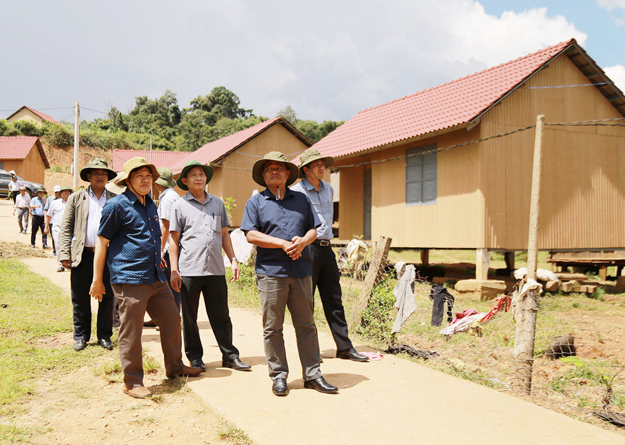 Bí thư Tỉnh ủy Hồ Văn Niên (đi đầu) cùng đoàn công tác thăm làng Hà Đừng (xã Đak Rong, huyện Kbang). Ảnh: Tấn Linh Đoàn công tác đi thăm làng Hà Đừng 1 và 2 của xã Đak Rong. Ảnh: Tấn Linh