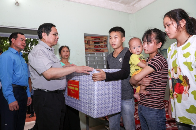 Thủ tướng tặng quà, động viên công nhân lao động. Ảnh VGP/Nhật Bắc Thủ tướng tặng quà, động viên công nhân lao động - Ảnh VGP/Nhật Bắc