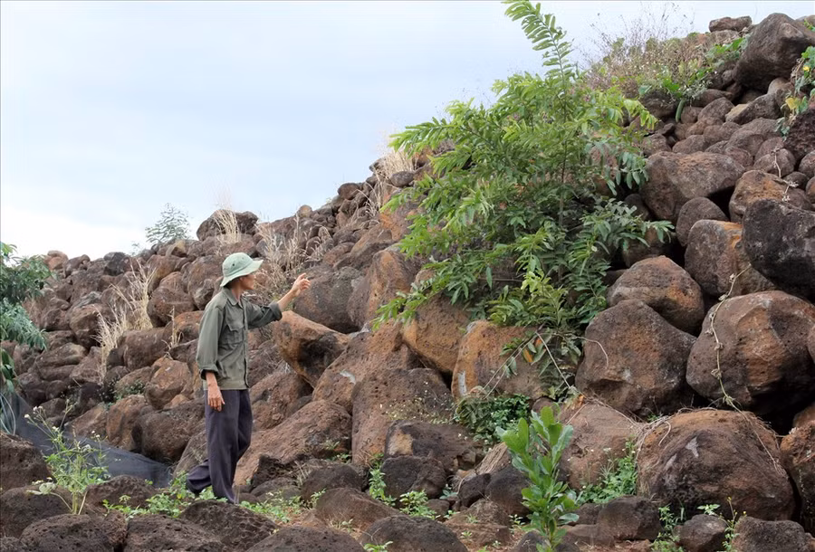 Những dãy núi đá cao là minh chứng cho sức lao động, cải tạo tự nhiên của người dân Nam Dong. Ảnh: Phan Tuấn