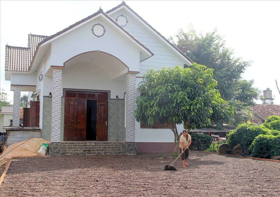 Nhiều nông dân sau khi “đập đá“, cải tạo đất đai, đã có nguồn thu nhập hàng trăm triệu đồng mỗi năm, xây dựng nhà cửa khang trang. Ảnh: Phan Tuấn