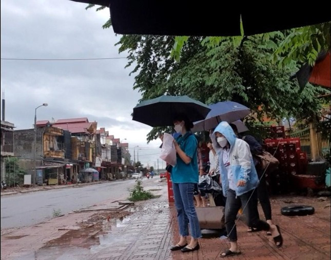 Cảnh xe đón công nhân trong KCN