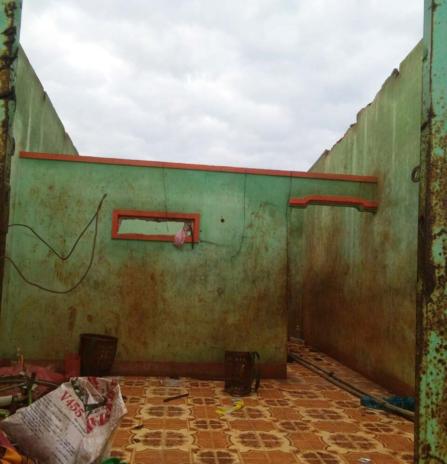 Nhà dân bị gió làm tốc mái. Ảnh: CTV