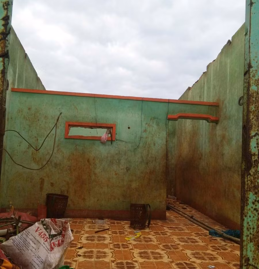 Nhà dân bị gió làm tốc mái. Ảnh: CTV