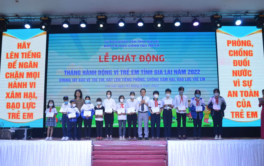 Phó Chủ tịch UBND tỉnh Hồ Phước Thành và lãnh đạo Sở LĐ-TB&XH tặng học bổng cho các em học sinh vượt khó học giỏi. Ảnh: Anh Huy