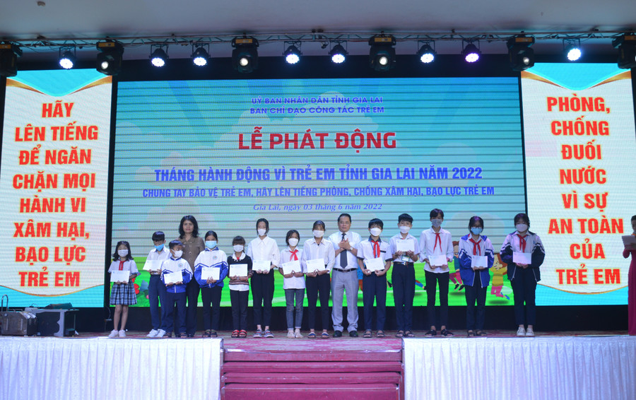 Phó Chủ tịch UBND tỉnh Hồ Phước Thành và lãnh đạo Sở LĐ-TB&XH tặng học bổng cho các em học sinh vượt khó học giỏi. Ảnh: Anh Huy