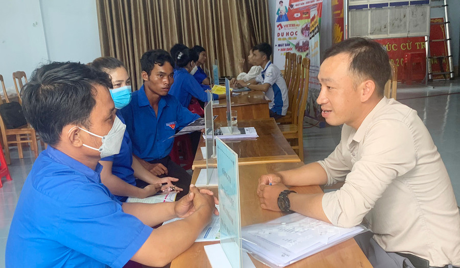  Đoàn viên, thanh niên tham gia tư vấn trực tiếp để chọn ngành nghề phù hợp. Ảnh: Vũ Chi