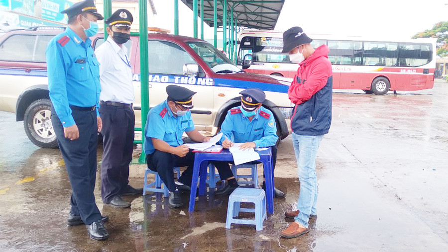  Lực lượng Thanh tra Giao thông lập biên bản đối với phương tiện không có dụng cụ thoát hiểm trên xe. Ảnh: Lê Anh