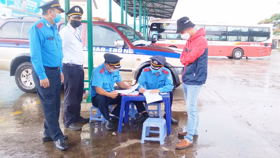 Lực lượng Thanh tra Giao thông lập biên bản đối với phương tiện không có dụng cụ thoát hiểm trên xe. Ảnh: Lê Anh Lực lượng Thanh tra Giao thông lập biên bản đối với phương tiện không có dụng cụ thoát hiểm trên xe. Ảnh: Lê Anh