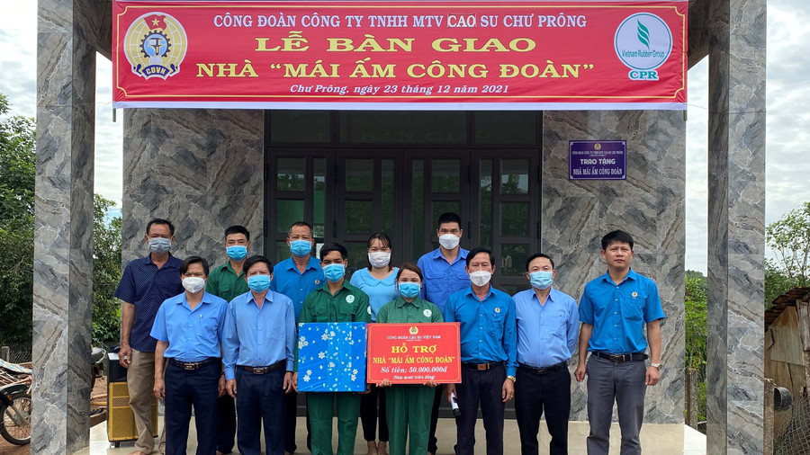 Công đoàn Công ty TNHH một thành viên Cao su Chư Prông trao nhà “Mái ấm Công đoàn” cho anh Rơ Lan Dúc-công nhân Nông trường Cao su Thống Nhất. Ảnh: Hà Đức Thành