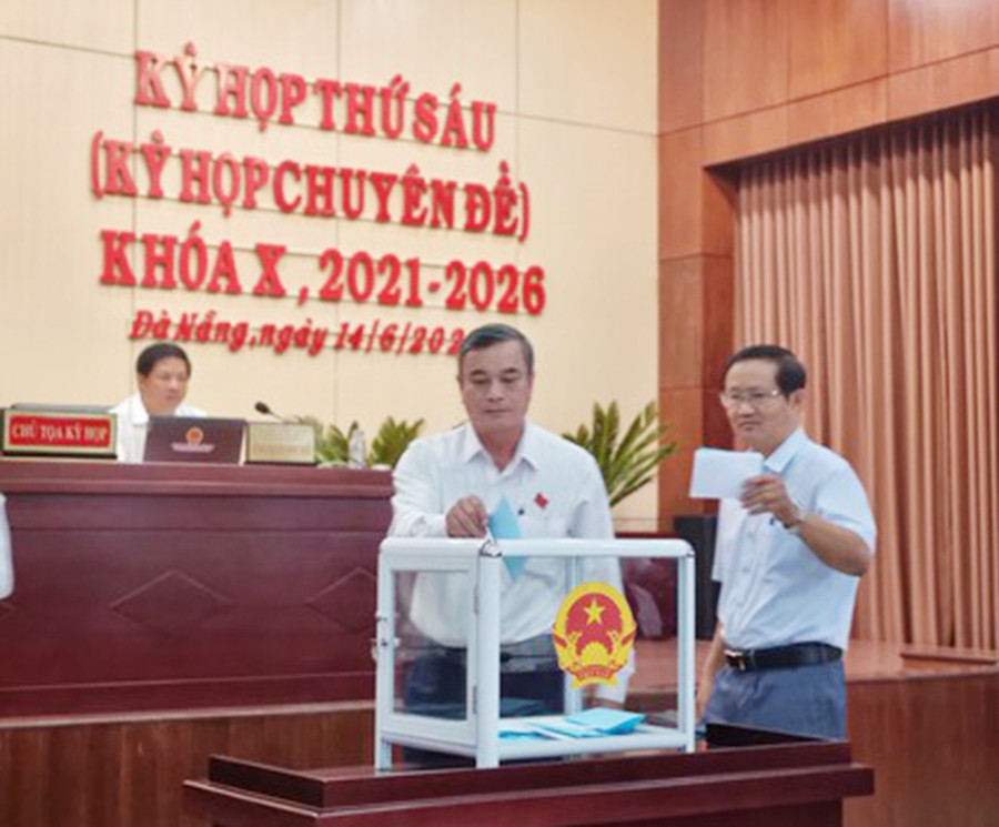 Các đại biểu bỏ phiếu bãi nhiệm Phó Chủ tịch HĐND TP Đà Nẵng, đại biểu HĐND TP Đà Nẵng khóa X, nhiệm kỳ 2021-2026 đối với ông Lê Minh Trung