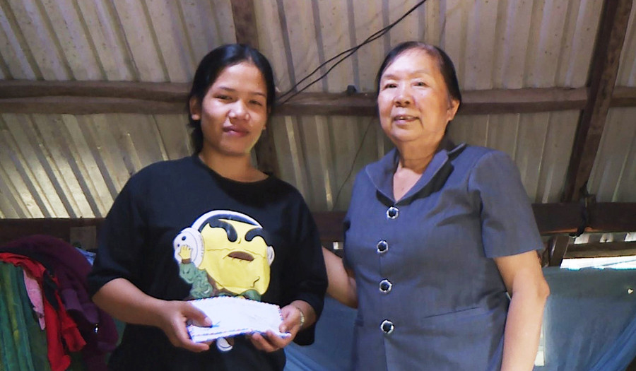 Bà Vũ Thị Lý trao tiền hỗ trợ của Mạnh Thường Quân cho em Nay H'Ban. Ảnh: Anh Huy  Bà Vũ Thị Lý trao tiền hỗ trợ của Mạnh Thường Quân cho em Nay H'Ban. Ảnh: Anh Huy