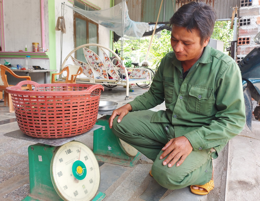 Anh Ksor Qua bán hến mới cào cho gia đình anh Phạm Bá Khánh. Ảnh: Hoành Sơn