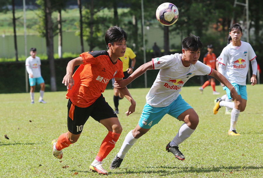  U17 Đà Nẵng (trái) đã giành ngôi đầu bảng của chính đối thủ. Ảnh: Văn Ngọc