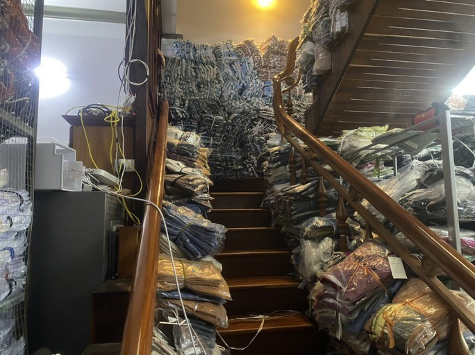 Hàng hóa được chất kín trong căn nhà