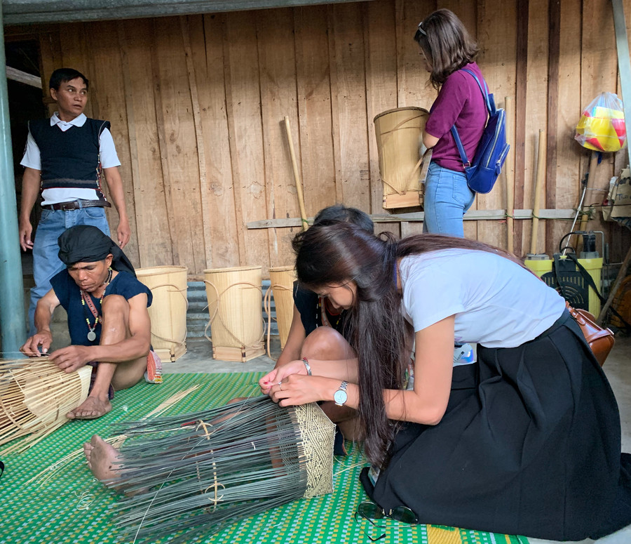 Làng du lịch cộng đồng Mơ Hra khai thác các giá trị văn hóa để phục vụ du khách, tạo sinh kế cho người dân. Ảnh: Minh Châu