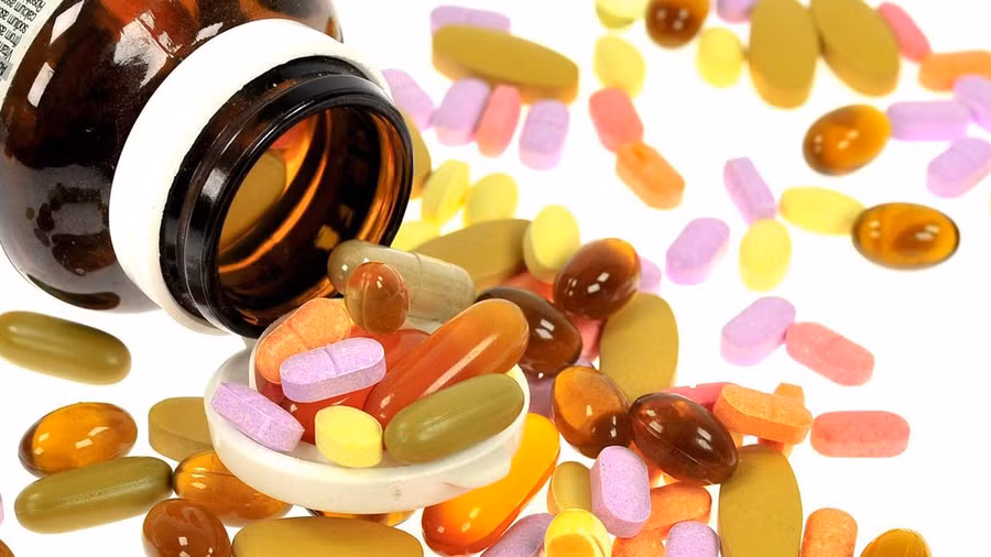 Chất bổ sung có thể ảnh hưởng đến cách cơ thể hoạt động, từ đó có thể gây ra tác dụng phụ ở một số người. Ảnh: SHUTTERSTOCK