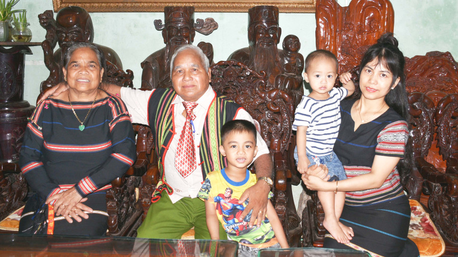 Vợ chồng ông Rơ Châm Toàn (số 589 Quang Trung, thị trấn Chư Ty, huyện Đức Cơ)hàng ngày vui vầy bên con cháu, ngoan ngoãn, thành đạt. Ảnh: Đinh Yến