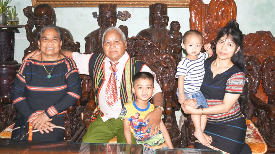 Vợ chồng ông Rơ Châm Toàn (số 589 Quang Trung, thị trấn Chư Ty, huyện Đức Cơ)hàng ngày vui vầy bên con cháu, ngoan ngoãn, thành đạt. Ảnh: Đinh Yến