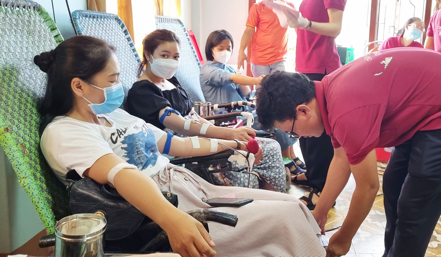 Đông đảo người dân tham gia hiến máu tình nguyện tại ngày hội. Ảnh: Hà Phương Người dân tích cực tham gia hiến máu tình nguyện tại ngày hội. Ảnh: Hà Phương
