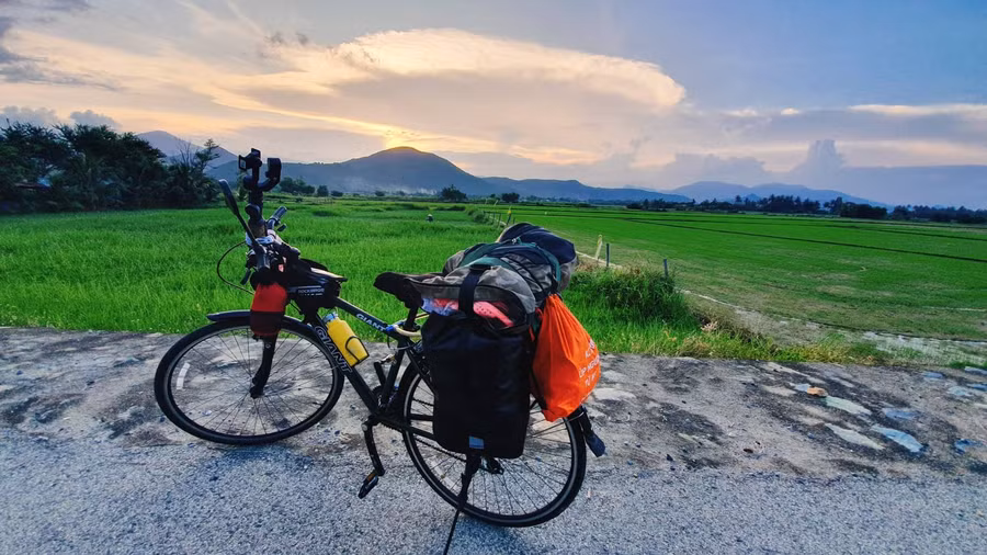 TP.HCM là điểm xuất phát trong hành trình đạp xe xuyên Việt của cô Vân. Ảnh: NVCC