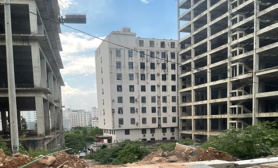Tòa nhà cao tầng ở Campuchia, nơi các lao động Việt Nam bị lừa sang làm việc bất hợp pháp. Ảnh: Nạn nhân cung cấp