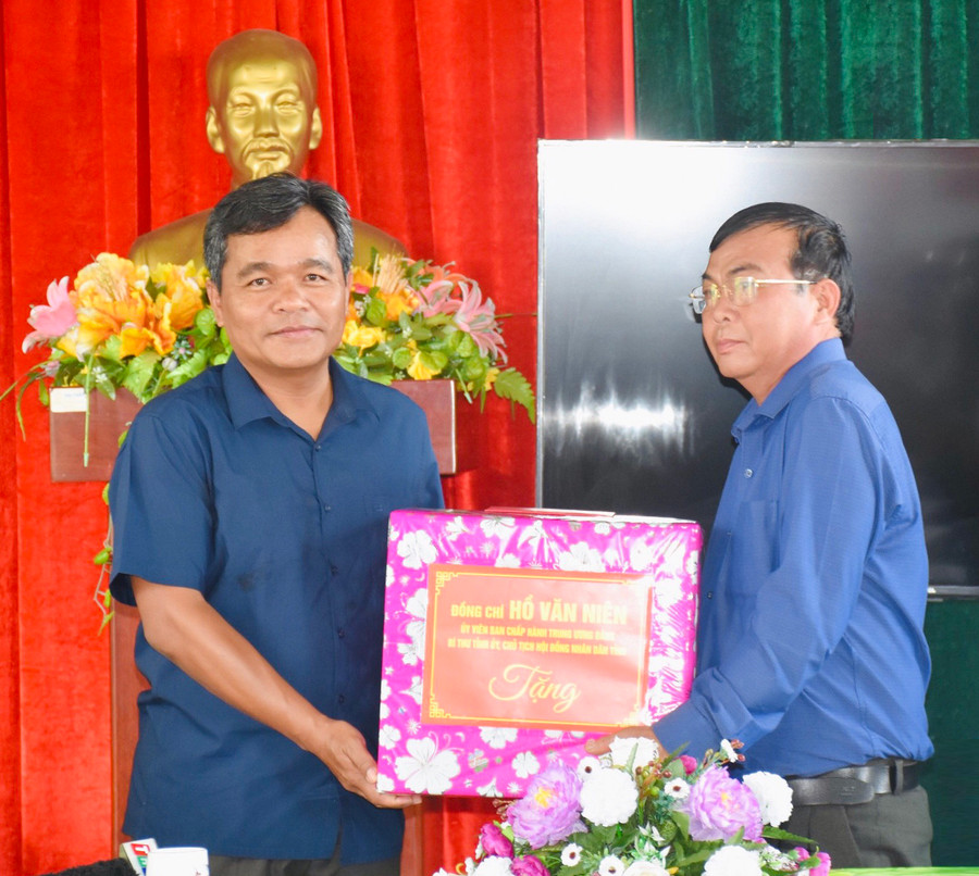 Bí thư Tỉnh ủy Hồ Văn Niên (bìa trái) tặng quà cho xã Ia Phí. Ảnh: Trần Dung Bí thư Tỉnh ủy Hồ Văn Niên tặng quà cho xã Ia Phí. Ảnh: Trần Dung