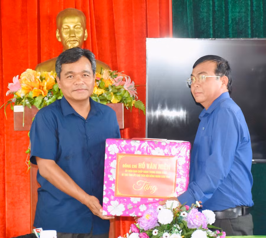 Bí thư Tỉnh ủy Hồ Văn Niên tặng quà cho xã Ia Phí. Ảnh: Trần Dung