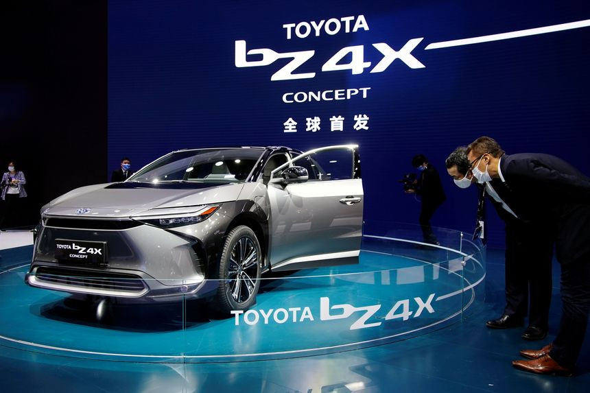 Toyota triệu hồi ô tô điện bZ4X do nguy cơ rơi bánh xe. Ảnh: Reuters Toyota triệu hồi ô tô điện bZ4X do nguy cơ rơi bánh xe. Ảnh: Reuters