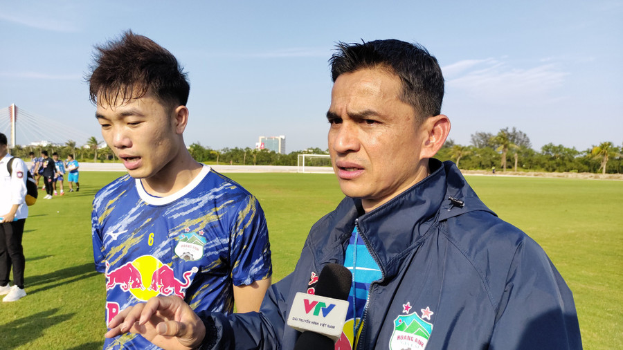 Lương Xuân Trường phiên dịch cho HLV Kiatisak trả lời phỏng vấn. Ảnh: LÊ TÂN