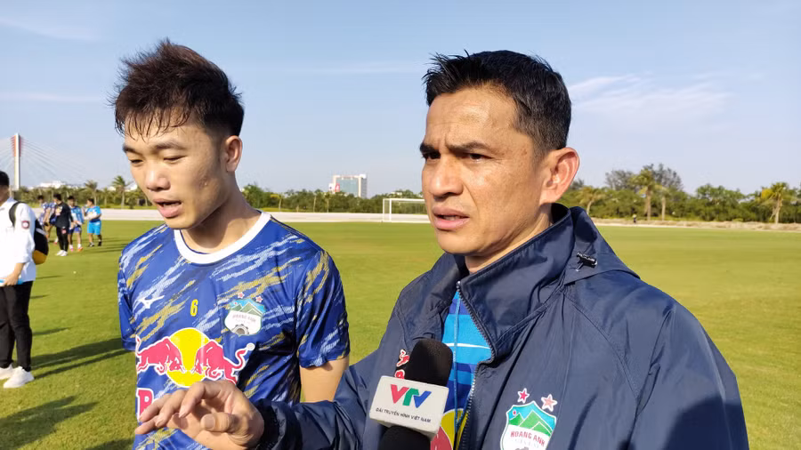 Lương Xuân Trường phiên dịch cho HLV Kiatisak trả lời phỏng vấn. Ảnh: LÊ TÂN