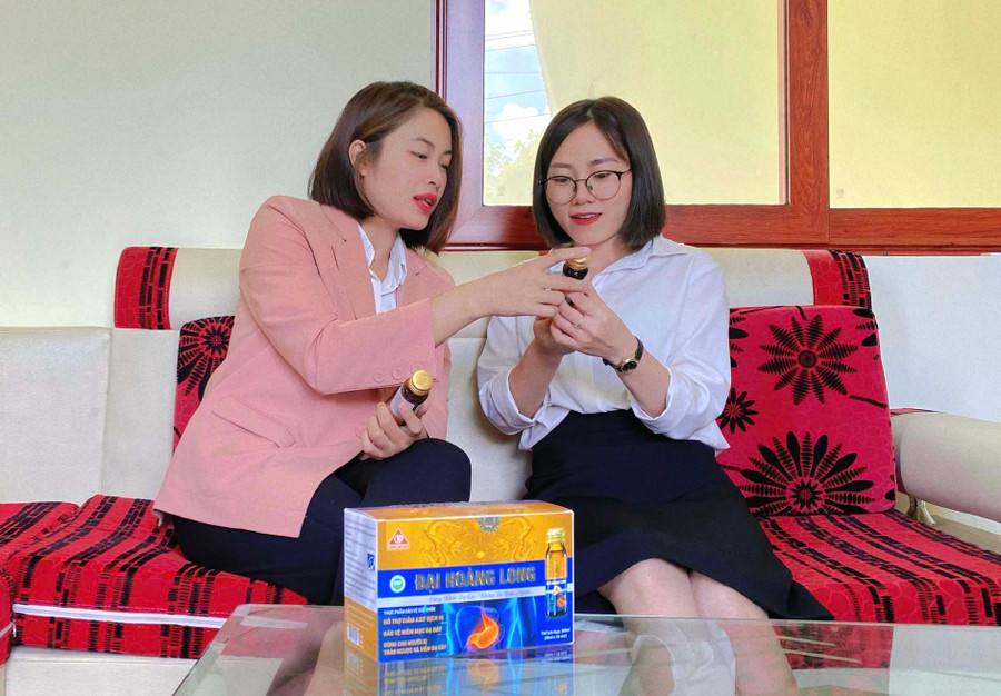 Sản phẩm thực phẩm bảo vệ sức khỏe Đại Hoàng Long được Hiệp hội Thực phẩm chức năng Việt Nam tặng giải thưởng “Sản phẩm vàng” vì sức khỏe cộng đồng”. Ảnh: Khang Nghi