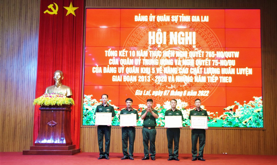  Đại tá Lê Trọng Thuỷ, Phó Chỉ huy trưởng, kiêm Tham mưu trưởng Bộ CHQS tỉnh, trao giấy khen cho các tập thể, cá nhân đạt thành tích xuất sắc. Ảnh: Huy Bắc