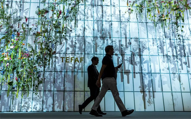 Khách tham quan Hội chợ Triển lãm nghệ thuật. (Ảnh: EPA)