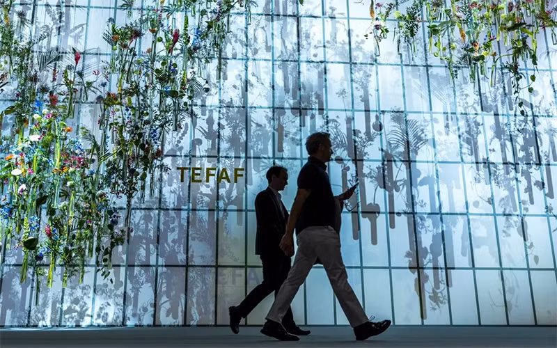 Khách tham quan Hội chợ Triển lãm nghệ thuật. (Ảnh: EPA)