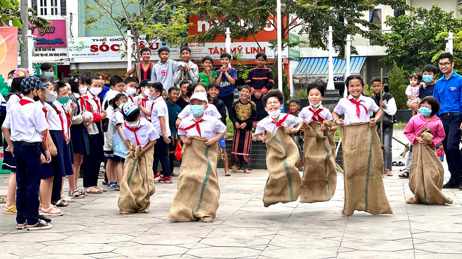 Các em thiếu nhi hào hứng tham gia trò chơi nhảy bao bố. Ảnh: Phan Lài