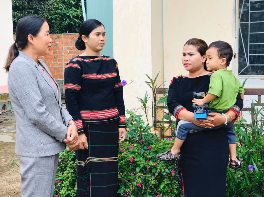 Cán bộ Hội LHPN xã Chư Á (TP. Pleiku) xuống làng Mơ Nú tuyên truyền về nạn tảo hôn và hôn nhân cận huyết. Ảnh: Trần Dung