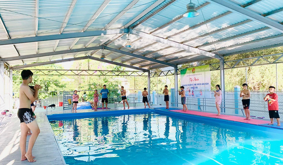  Hội đồng Đội thị xã Ayun Pa tập huấn kỹ năng phòng tránh đuối nước cho học sinh Trường Tiểu học và THCS Lê Văn Tám, phường Cheo Reo. Ảnh: V.C