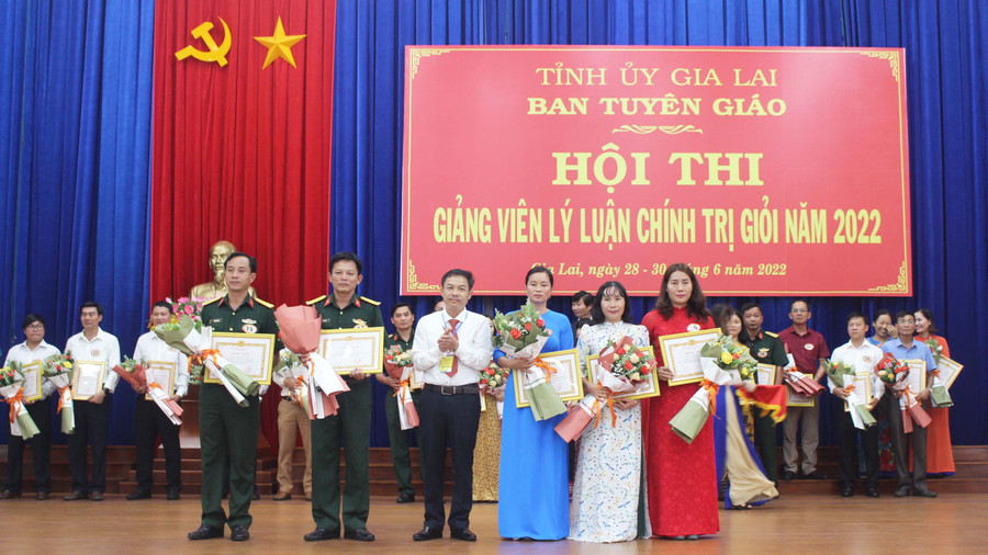 Phó Trưởng ban Tuyên giáo Tỉnh ủy Võ Hoàng Bình (thứ 4 từ phải qua) trao giải khuyến khích cho các thí sinh. Ảnh: Phan Lài