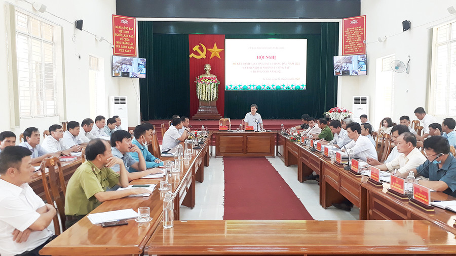 Phó Chủ tịch UBND huyện Đào Lân Hưng chủ trì hội nghị sơ kết công tác 6 tháng đầu năm và triển khai nhiệm vụ 6 tháng cuối năm. Ảnh: Lộc Lộc Phó Chủ tịch UBND huyện Đào Lân Hưng chủ trì hội nghị sơ kết công tác 6 tháng đầu năm triển khai nhiệm vụ 6 tháng cuối năm. Ảnh: Lộc Lộc