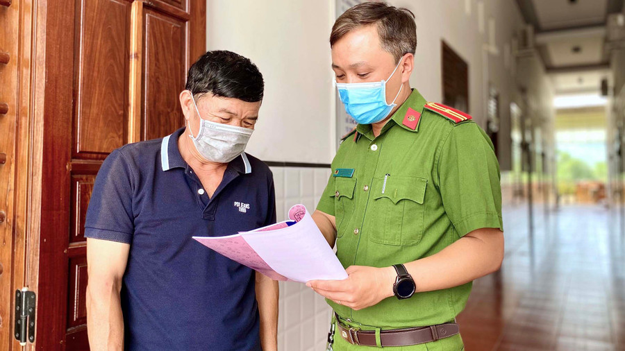 Cán bộ Công an phường An Tân tuyên truyền về Luật Cư trú và phương thức, thủ đoạn hoạt động của tội phạm cho chủ cơ sở lưu trú. Ảnh: Mộc Trà Cán bộ Công an phường An Tân tuyên truyền về Luật Cư trú và phương thức, thủ đoạn hoạt động của tội phạm cho chủ cơ sở lưu trú. Ảnh: Mộc Trà