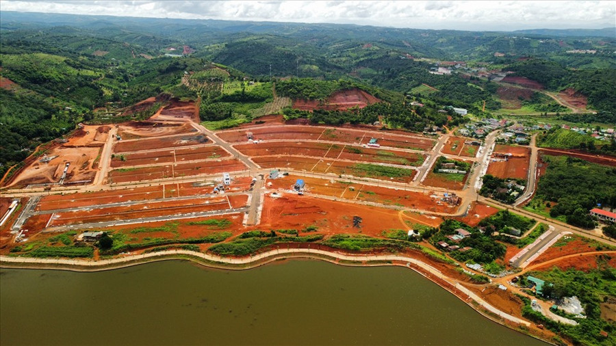 Sau khi thiết lập các mức giá cao kỷ lục, giao dịch đất đai ở Khu tái định cư bờ đông, ở phường Nghĩa Đức, thành phố Gia Nghĩa đã giảm mạnh. Ảnh: Phan Tuấn Sau khi thiết lập các mức giá cao kỷ lục, giao dịch đất đai ở Khu tái định cư bờ đông, ở phường Nghĩa Đức, thành phố Gia Nghĩa đã giảm mạnh. Ảnh: Phan Tuấn
