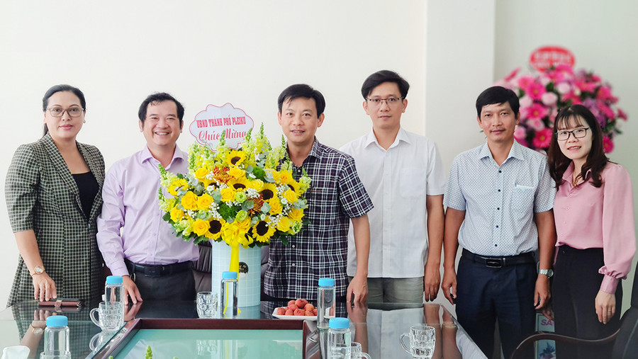 Chủ tịch UBND TP. PLeiku Đỗ Việt Hưng đến thăm, chúc mừng Báo Gia Lai nhân kỷ niệm 97 năm Ngày Báo chí Cách mạng Việt Nam. Ảnh: Bá Bính