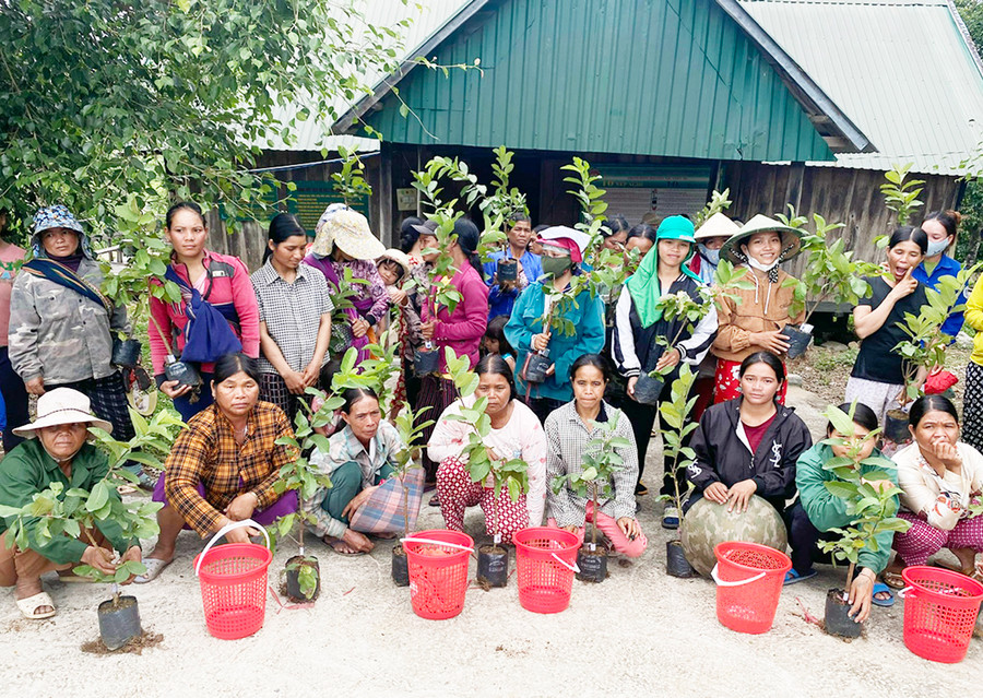 Trao tặng cây giống và giỏ nhựa cho hội viên phụ nữ tại làng Kuk Kôn, xã An Thành, huyện Đak Pơ. Ảnh: Minh Vy
