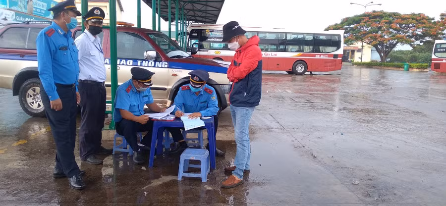 Lực lượng Thanh tra giao thông lập biên bản đối với phương tiện không có dụng cụ thoát hiểm trên xe. Ảnh: Lê Anh