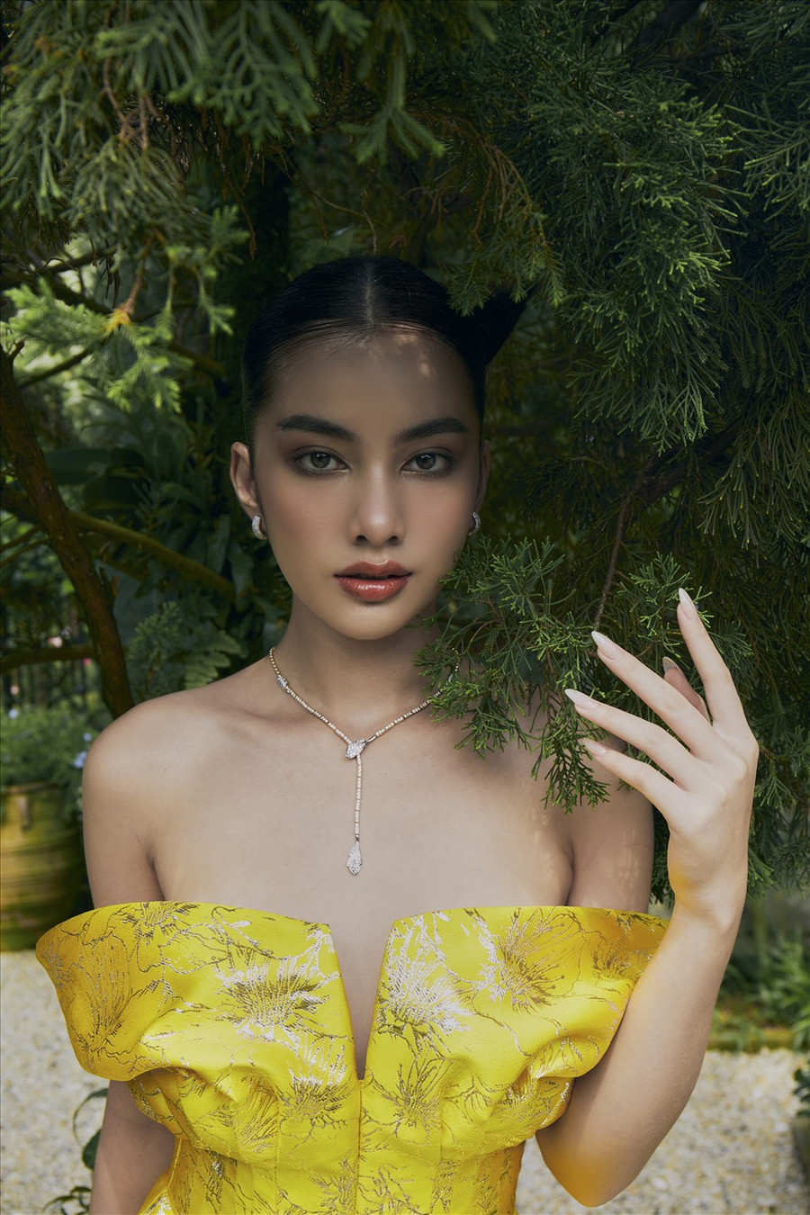 Lần này, bên cạnh các thiết kế dự tiệc cầu kỳ, Đỗ Long còn mang đến các bộ short suit, vest hoặc đầm ngắn có tính ứng dụng cao, dễ dàng kết hợp với phụ kiện trong những sự kiện quan trọng, gặp gỡ đối tác hay công sở hàng ngày. Lần này, bên cạnh các thiết kế dự tiệc cầu kỳ, Đỗ Long còn mang đến các bộ short suit, vest hoặc đầm ngắn có tính ứng dụng cao, dễ dàng kết hợp với phụ kiện trong những sự kiện quan trọng, gặp gỡ đối tác hay công sở hàng ngày.