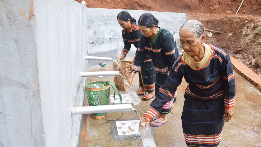 Người dân làng Thung lấy nước giọt về sử dụng. Ảnh: Anh Huy