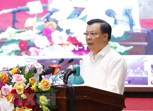 Bí thư Thành ủy Hà Nội Đinh Tiến Dũng trình bày Nghị quyết của Bộ Chính trị về phương hướng, nhiệm vụ phát triển Thủ đô Hà Nội đến năm 2030, tầm nhìn 2045. (Ảnh: Phương Hoa/TTXVN) Bí thư Thành ủy Hà Nội Đinh Tiến Dũng trình bày Nghị quyết của Bộ Chính trị về phương hướng, nhiệm vụ phát triển Thủ đô Hà Nội đến năm 2030, tầm nhìn 2045. (Ảnh: Phương Hoa/TTXVN)