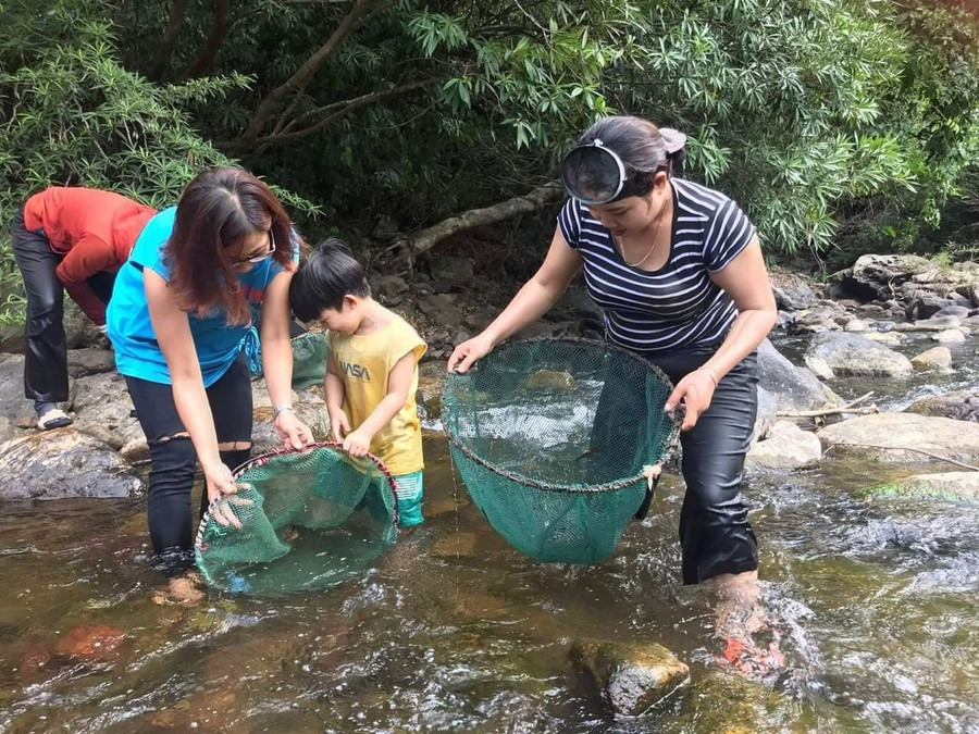 Với tour của chị Thương, chỉ cần bỏ ra 199.000 đồng du khách sẽ được trải nghiệm nhiều hoạt động của người Vân Kiều. Ảnh: Thanh Lộc